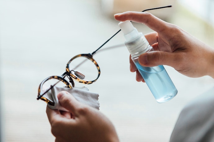 Cara membersihkan kacamata photochromic