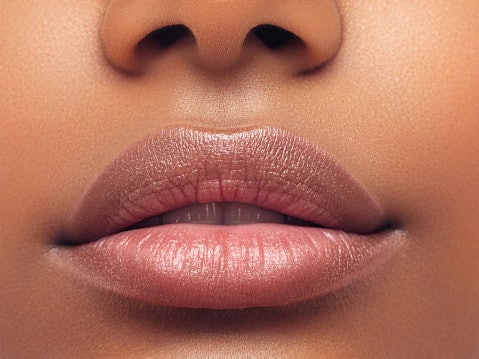 Berdasarkan bibir, tonjolkan warna lip gel dengan maksimal