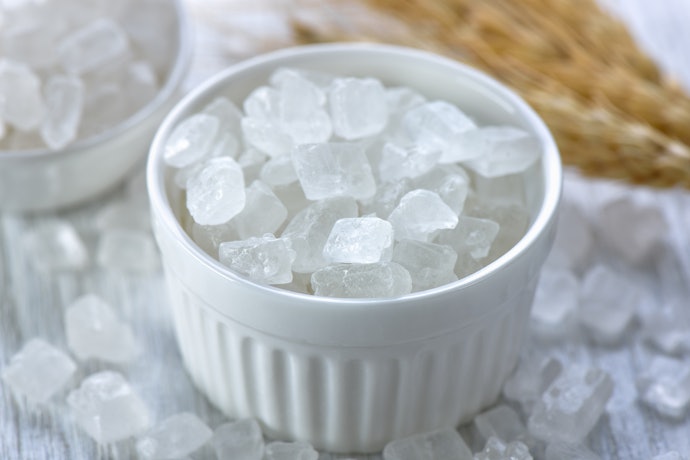 Supaya lebih mudah dicampurkan ke minuman, pilihlah gula batu dengan bongkahan kecil