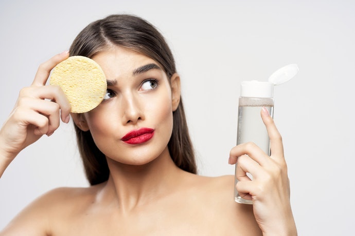 Pertimbangkan produk yang dapat membersihkan makeup waterproof 