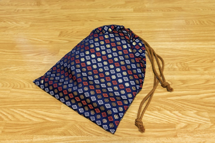 Tipe pouch serut (drawstring): Kapasitas 1–5 kosmetik, bentuk tipis sehingga mudah dimasukkan ke dalam tas kecil