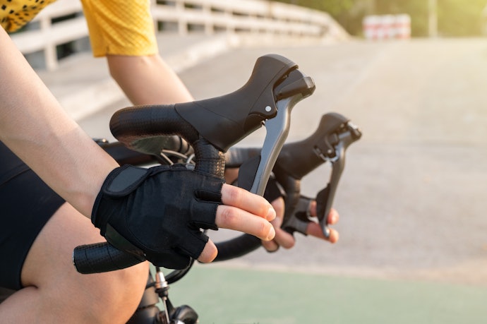 Sarung tangan road bike: Dapat mengurangi ketidaknyamanan akibat getaran