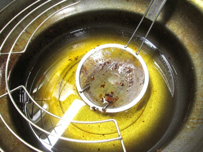 Apa fungsi oil pot atau saringan minyak goreng bekas?