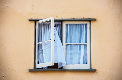 Casement windows: Bisa dibuka lebar-lebar agar sirkulasi udara maksimal