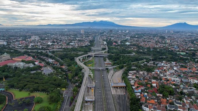 Jakarta Timur: Menawarkan akses yang mudah ke beberapa kota di Jawa Barat 