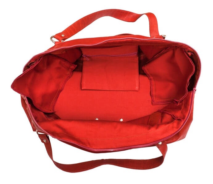 Pertimbangkan tas dengan warna lapisan dalam yang cerah