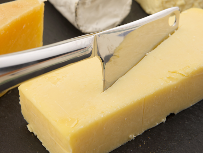 Cheese cleaver: Mampu memotong rapi hard cheese dan semi-hard cheese yang crumbly
