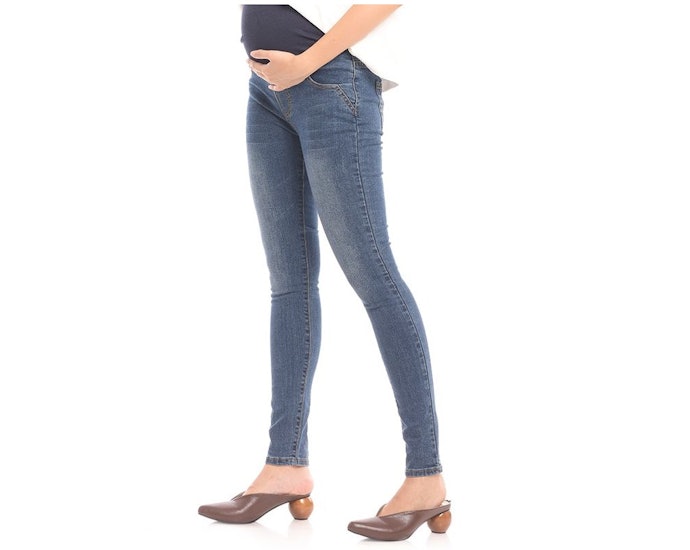 Denim atau jeans hamil, dapat Anda kenakan untuk tampil kasual
