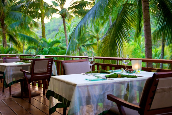 Restoran bertema alam, memiliki tempat dan suasana yang asri  