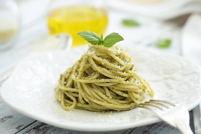Pesto, saus sehat dari daun basil segar