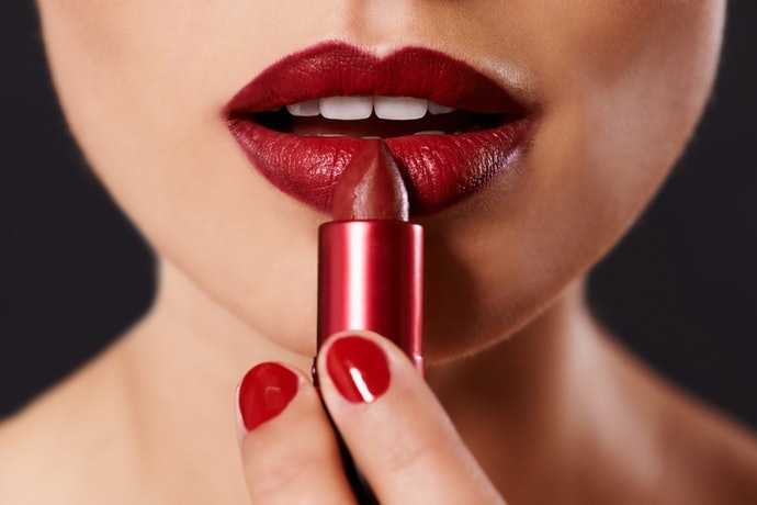 Sesuaikan finishing atau hasil akhir lipstik dengan makeup Anda
