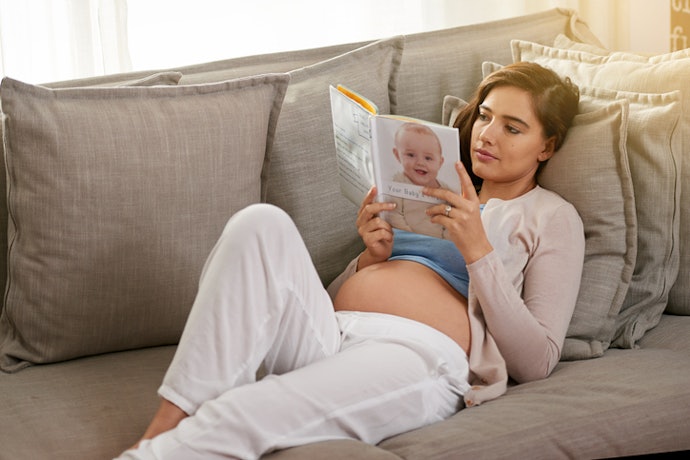 Manfaat membaca buku untuk ibu hamil