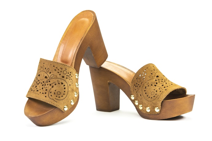 Sandal wedges atau heels, lekatkan kesan feminin dan kaki jenjang