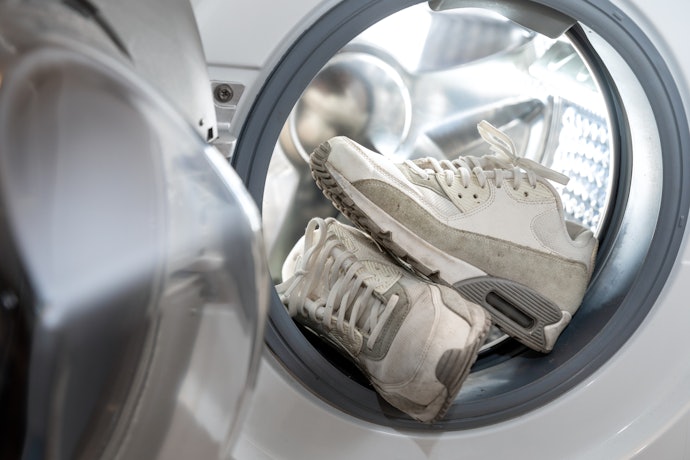 Cara membersihkan sneakers putih