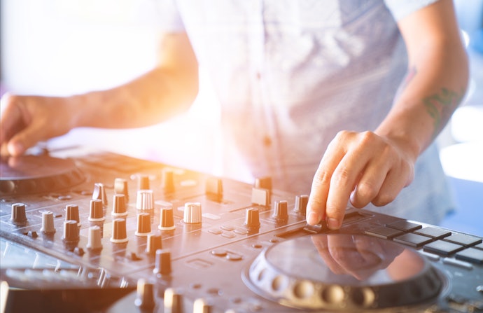 Perhatikan kompatibilitas aplikasi DJ dengan DJ controller