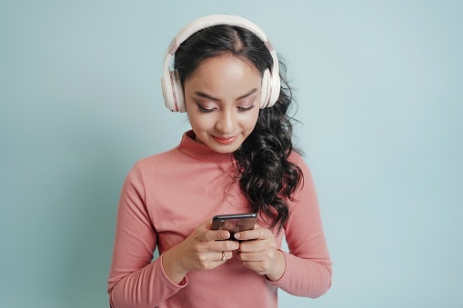 Headphones Connect: Mengatur frekuensi sambil mendengarkan musik 