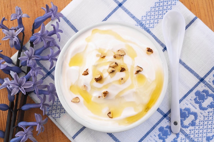 Plain yoghurt dengan tambahan gula, mengurangi rasa asam 