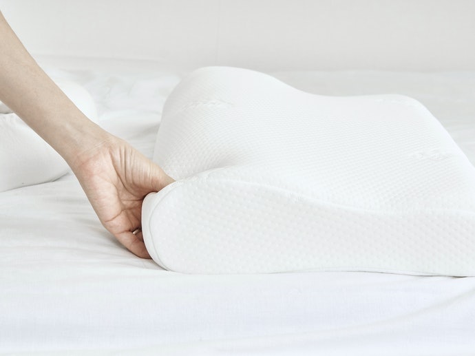 Posisi tidur telentang, pilih kepadatan bantal yang sesuai dengan preferensi