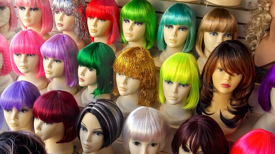 Untuk fashion, pertimbangkan rambut palsu berwarna