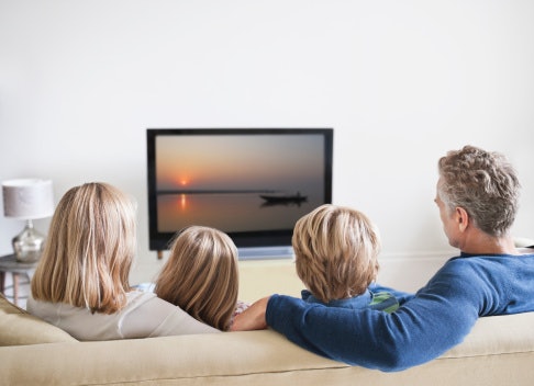 Untuk ruang tamu atau keluarga, pilih smart TV ukuran 40 atau 43 inch