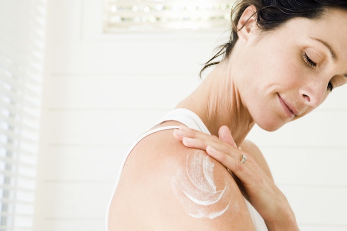 Pelembap atau moisturizer: Memastikan kulit terhidrasi dengan baik