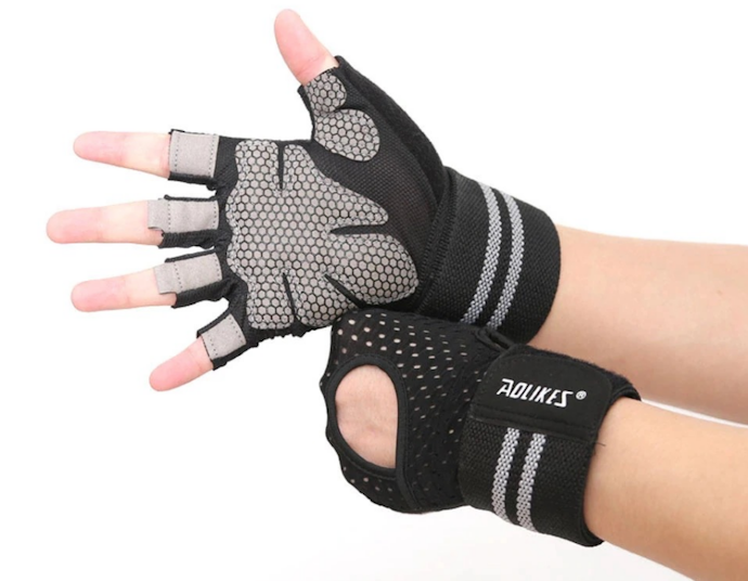 Half-fingered gloves, model sarung tangan gym yang banyak digunakan