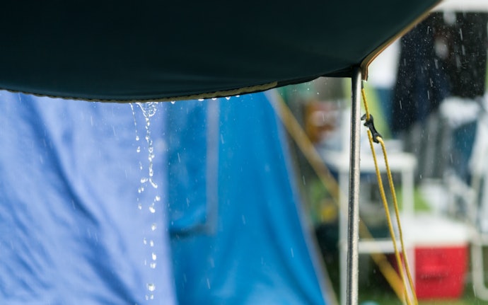 Jika akan digunakan pada musim hujan, pastikan tenda memiliki ketahanan tekanan air