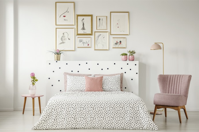Selaraskan warna sprei dengan tema kamar tidur Anda