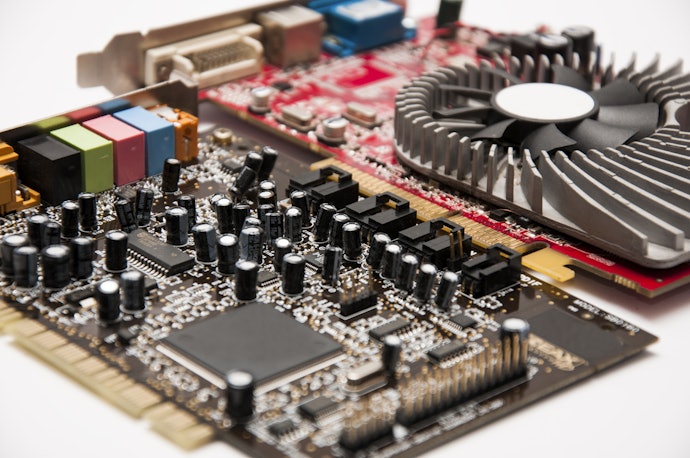 Sound card internal: Ada dalam bentuk chip yang tertanam dalam motherboard 