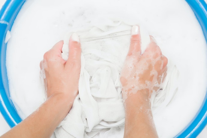 Cuci korset dengan detergen yang lembut