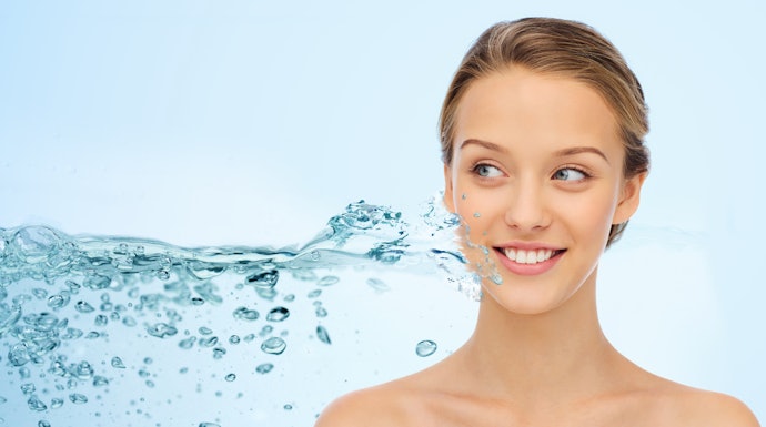 Hyaluronic acid, membantu meningkatkan kadar air dalam kulit 