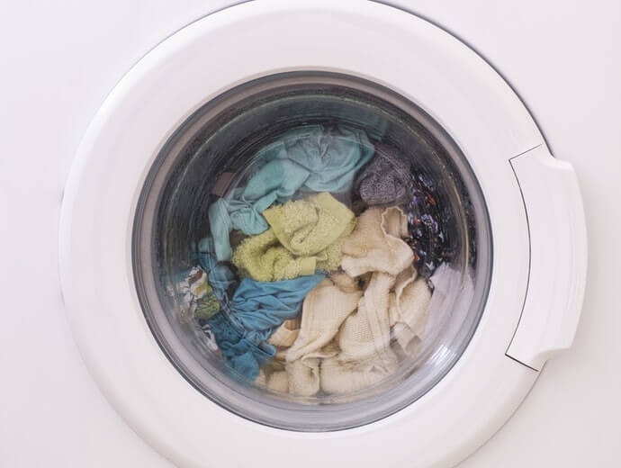 Cucilah pakaian dengan air bersuhu 35 ℃–40 ℃