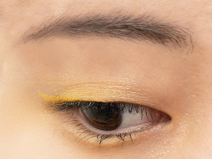 Warna silver dan gold: Padukan eyeliner kontras untuk deep skin tone