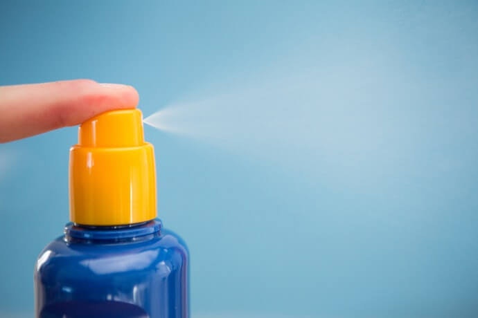Hindari sunscreen dengan nano partikel dan jenis spray agar tidak masuk ke dalam tubuh