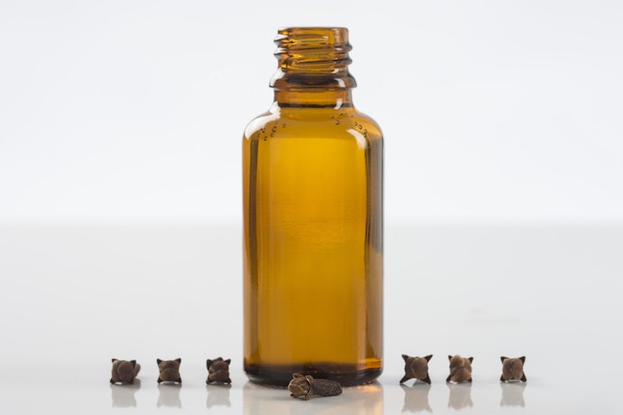 Pertimbangkan minyak cengkeh kemasan botol kaca untuk kualitas yang lebih terjaga