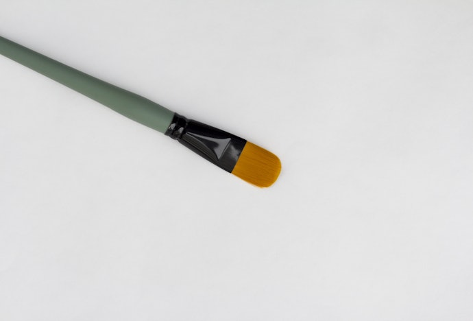 Round brush: Memudahkan pengaplikasian dari pangkal hingga ujung kuku