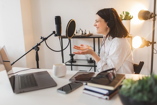 Podcast dan live streaming, makin praktis dengan fitur serta efek yang beragam