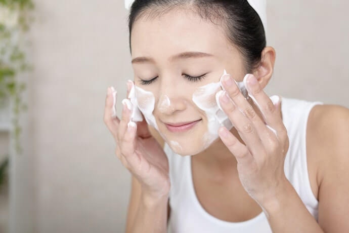 Cucilah muka sebelum peeling, lalu kembalikan kelembapan wajah setelah peeling