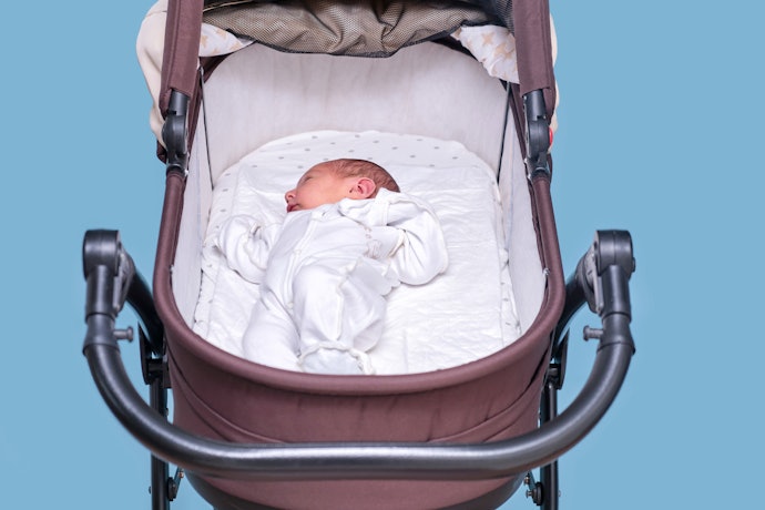Untuk bayi 1–6 bulan, cari stroller dengan sudut kemiringan 150°