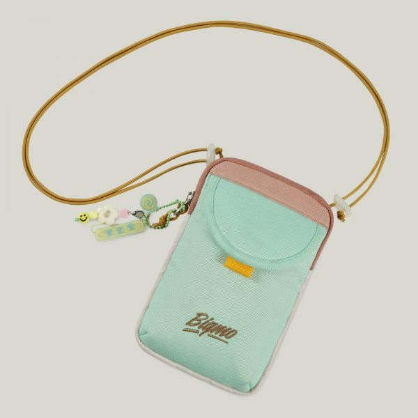 Hanging wallet warna pastel, warna cerah tetapi tidak mencolok