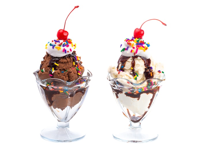 Pilih desain gelas yang akan membuat es krim terlihat makin nikmat