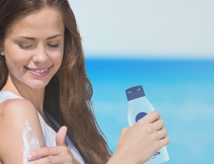 Gunakan produk ber-SPF untuk melindungi kulit dari sinar UV