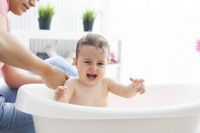 Bagaimana jika bayi merasa tidak senang dan kerap menangis ketika mandi?