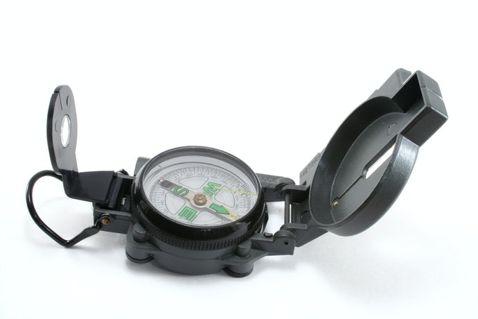 Kompas lensatic, bisa membidik arah tujuan dengan lebih akurat