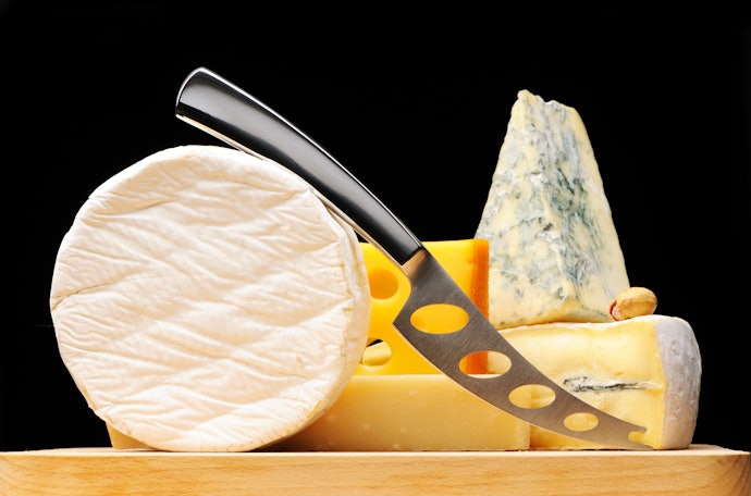 Soft cheese knife: Pisau keju berlubang yang paling umum digunakan untuk memotong keju lunak
