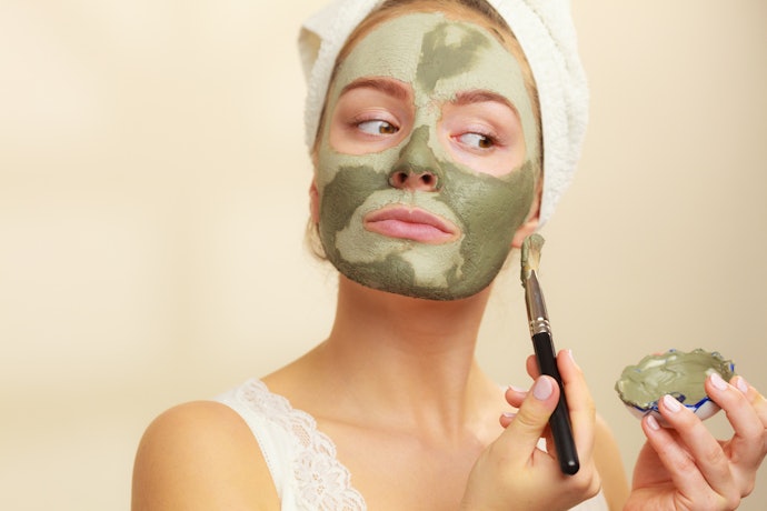 Masker mud: Bersifat water-based sehingga menghidrasi wajah