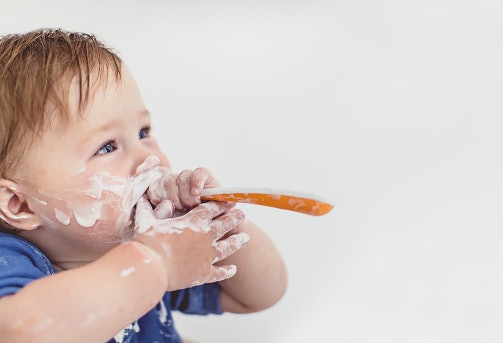 Tips melatih bayi makan sendiri