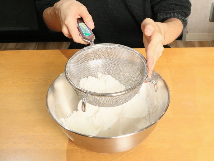 Tipe strainer: Mengayak tepung dalam jumlah banyak secara cepat