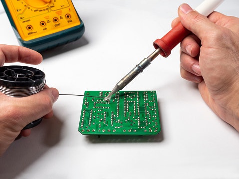 Untuk reparasi peralatan elektronik, cek ketersediaan solder dalam set