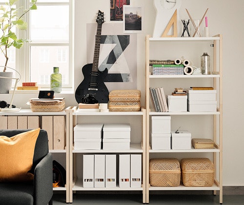 Rak IKEA dengan desain minimalisnya yang khas